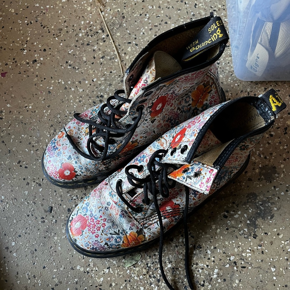 DOC DR. MARTENS BLACK FLORAL BOOTS MADE IN ENGLAND RARE VINTAGE 7UK US WOMEN'S 9